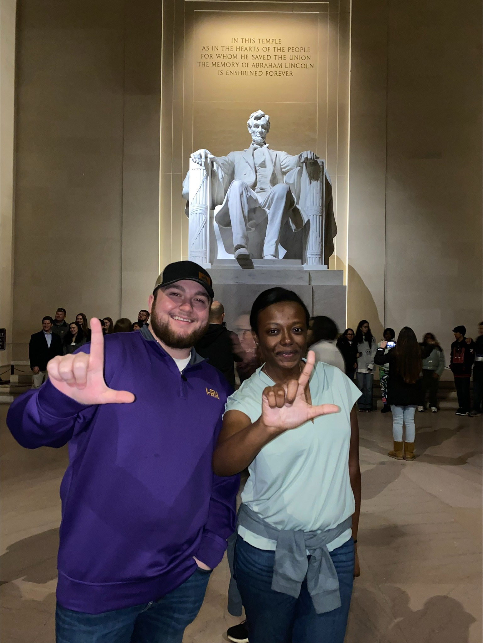 Students in font of Abe Lincoln monument