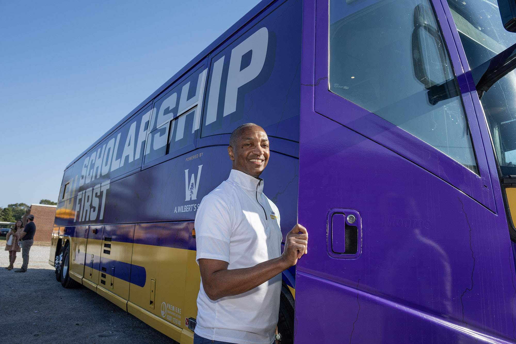  President Tate leaves the tour bus in Start, La.