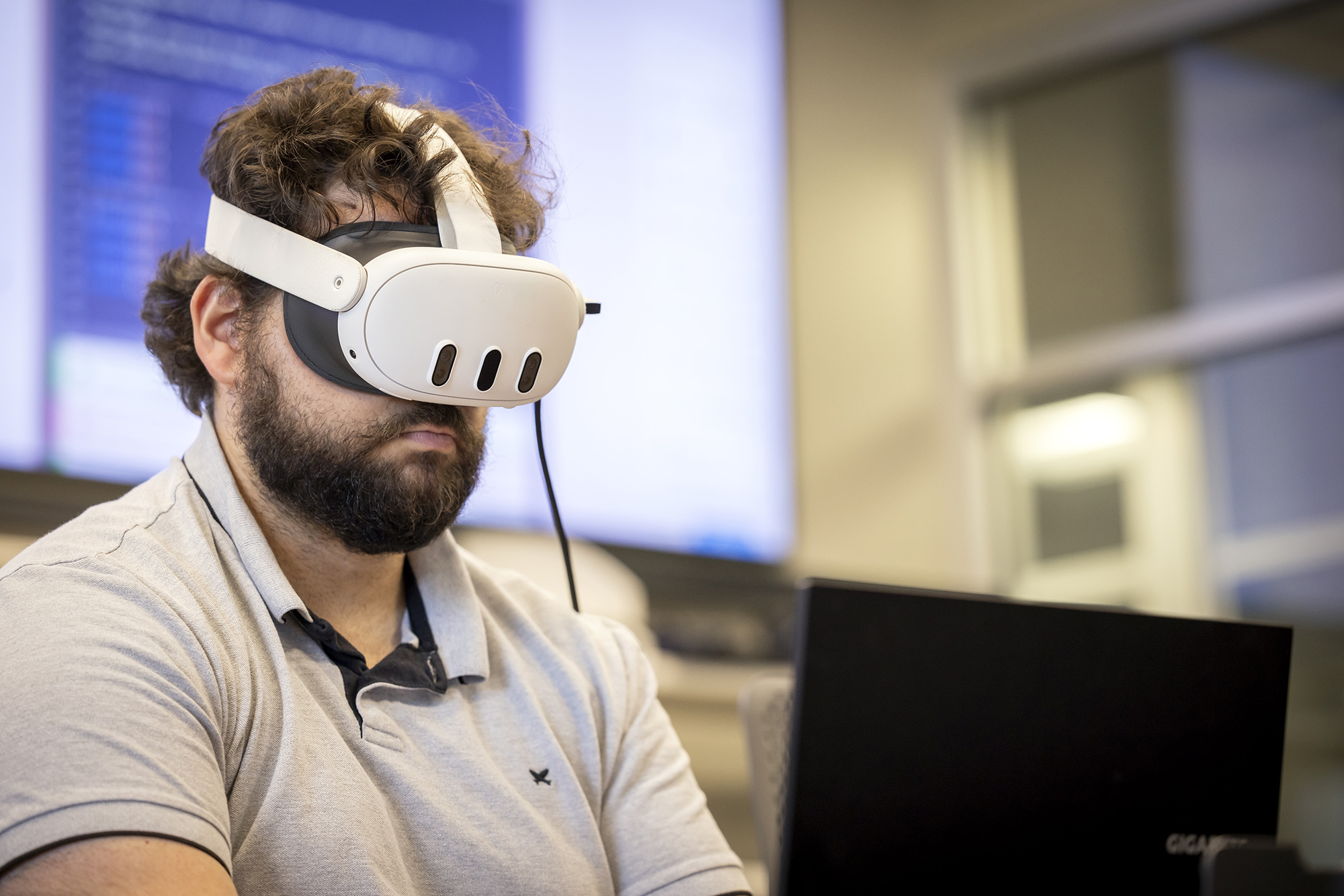 Matheus Costa uses a VR headset in an LSU lab.