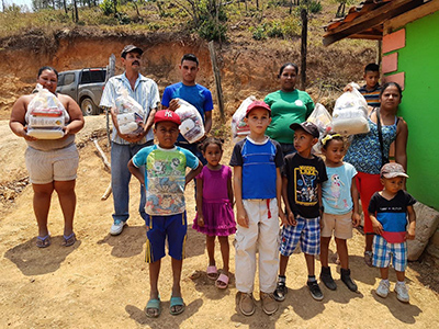 Photo of families in Honduras benefiting from Operacion Frijol