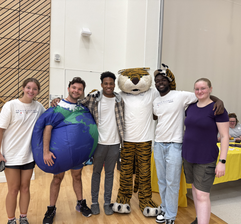 Students posing with Mike the Tiger mascot