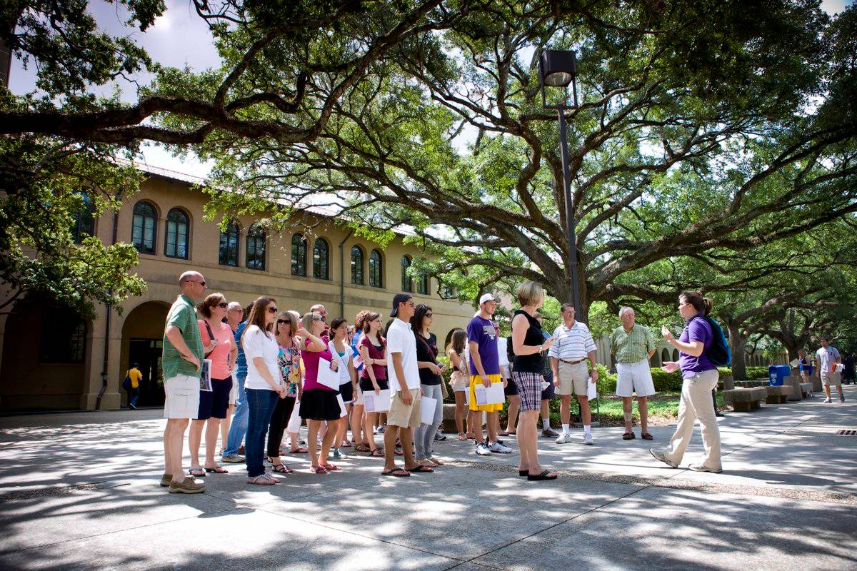 Students on a tour of LSU
